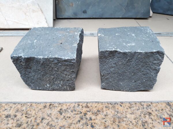Đá cubic bazan đen 10x10x8 cm