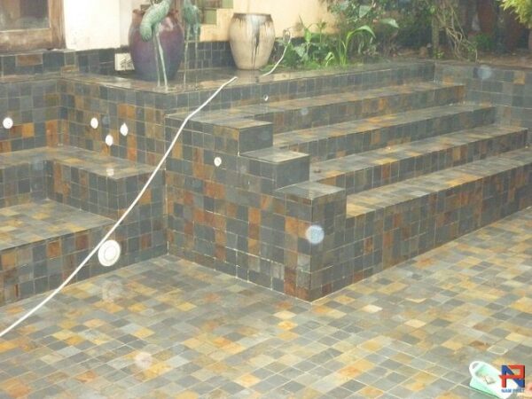 Đá đa sắc Lai Châu ốp lát bể bơi