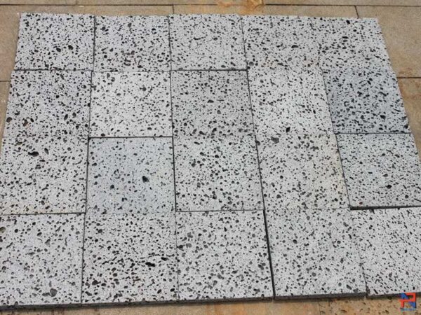 Đá ong xám lát sân vườn kích thước 30x30 cm