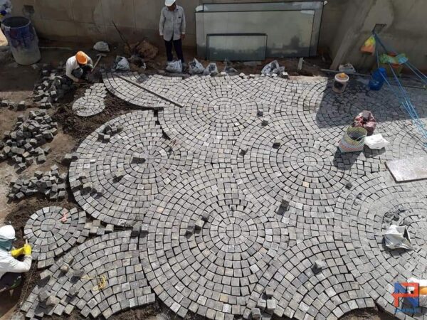 Đá cubic bazan đen lát sân đẹp